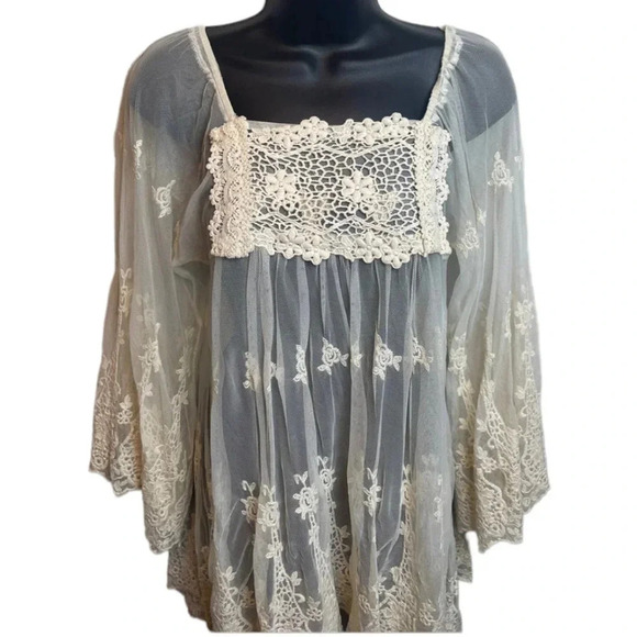 GORGEOUS crochet/lace tunic with bell sleeves. - Picture 2 of 11